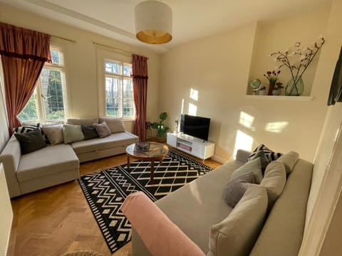 Communal lounge/ TV room, Living room, Lounge or bar