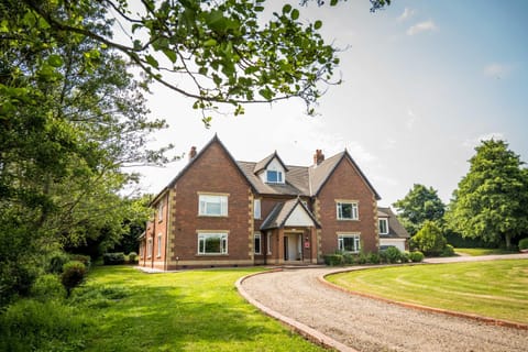 Property building, Facade/entrance, Garden, Garden view, Parking