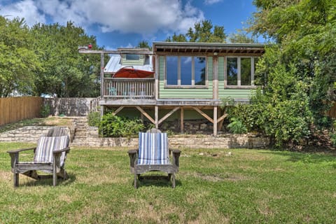 Austin Home with Deck, Yard, and Hill Country View! Casa in Lake Austin
