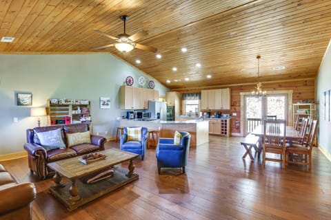 Family Cabin with Private Hot Tub and Views in Boone! Haus in Brushy Fork