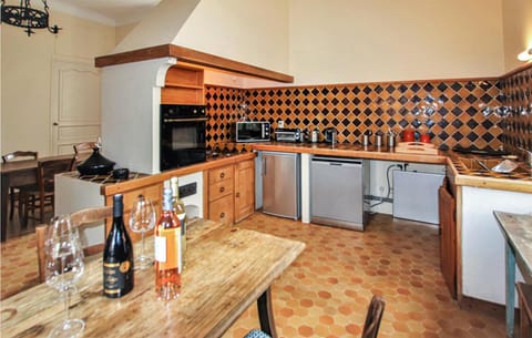 7 Bedroom Nice Home In Apt House in Bonnieux
