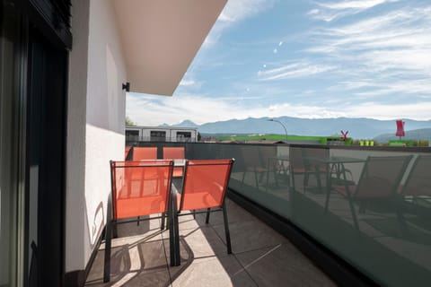 Day, View (from property/room), Balcony/Terrace, Dining area, City view, Mountain view