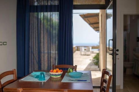 Natural landscape, View (from property/room), Balcony/Terrace, Dining area, Sea view