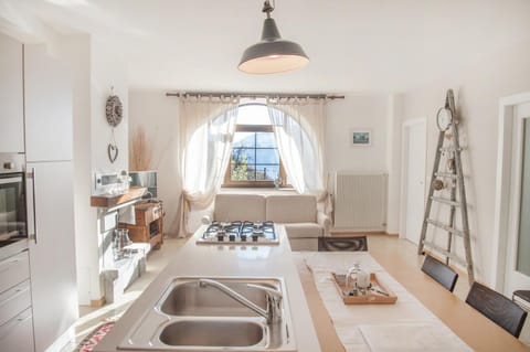 Kitchen or kitchenette, Living room, Seating area, Dining area