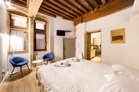 Bed, TV and multimedia, Bedroom