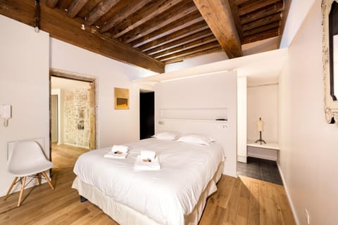 Bed, Bedroom, towels