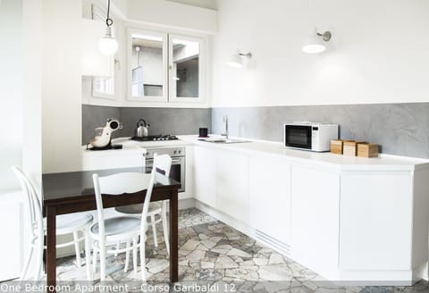 Kitchen or kitchenette, Dining area, stove