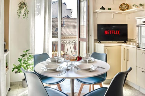 TV and multimedia, Living room, Seating area, Dining area, Evening entertainment, Food