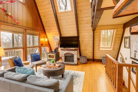 A-Frame Cabin with Hot Tub 1 Mi to Beech Mountain! House in Beech Mountain