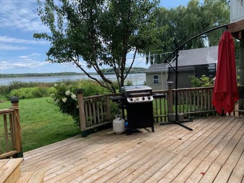 Luxury Lakefront 4-Bedroom Cottage with Great Outdoor Space and Private Dock House in Kawartha Lakes