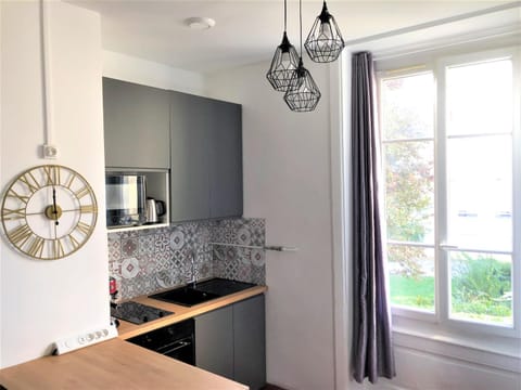 Kitchen or kitchenette, Garden view