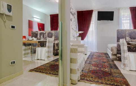 Kitchen or kitchenette, Living room, Seating area, Bedroom