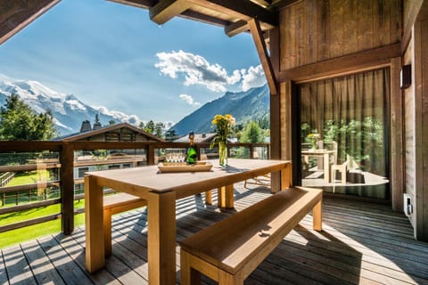 Balcony/Terrace, Dining area, Garden view, Mountain view