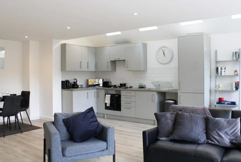 Kitchen or kitchenette, Living room, Seating area, Dining area