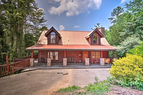 Pigeon Forge Getaway with Covered Patio and Hot Tub! House in Pigeon Forge