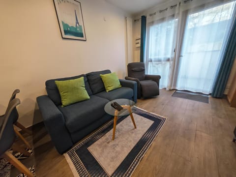 Paris Signature Guest Suite 1 by ST - Modern T2 in Architect Designed Villa Apartment in Île-de-France