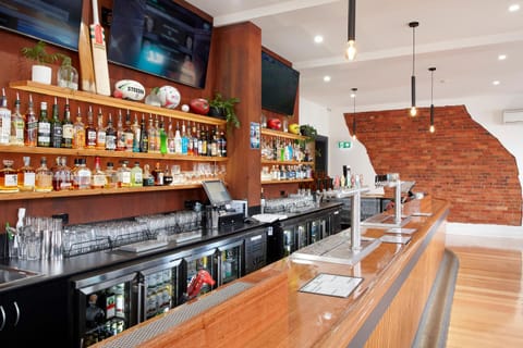 Lounge or bar, Food and drinks, Entertainment, Alcoholic drinks, Non alcoholic drinks