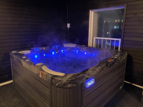 Hot Tub, Swimming pool