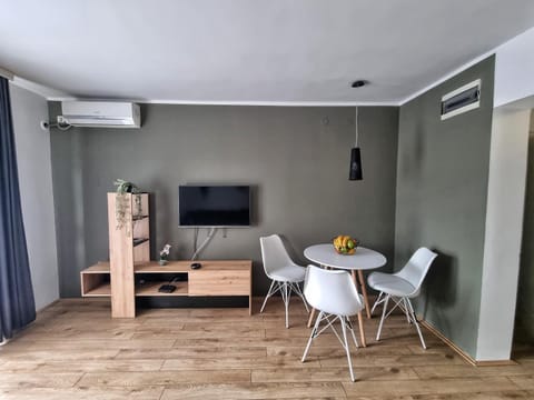 TV and multimedia, Living room, Seating area, Dining area, air conditioner