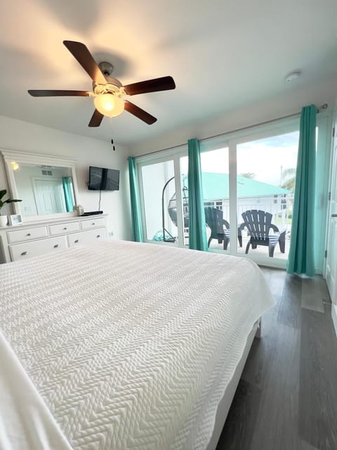 Steps across from Madeira Beach, heated pool- Luxury 3 bedrooms, 3 full bathrooms Condo in Redington Beach