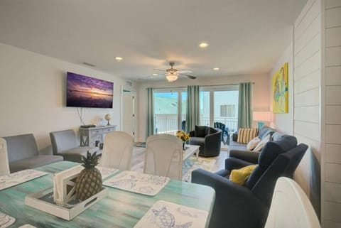 Steps across from Madeira Beach, heated pool- Luxury 3 bedrooms, 3 full bathrooms Apartment in Redington Beach