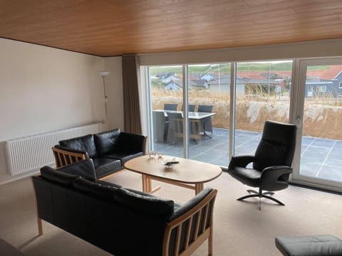 Communal lounge/ TV room, City view