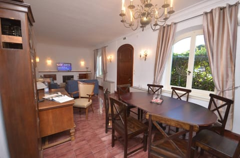 Seating area, Dining area