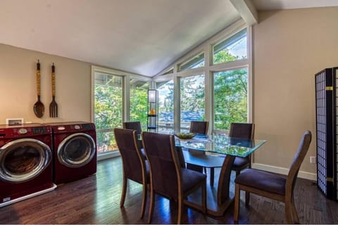 PRODUCTIVITY VILLA: Perfect for WFH & occasions Maison in Kirkland