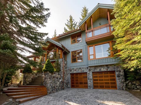 Luxury 5 Bedroom Blueberry Chalet House in Whistler