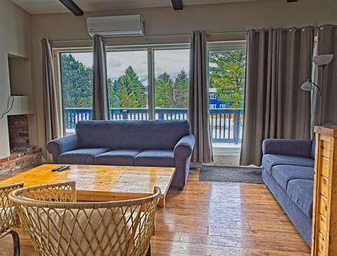 Blue Mountains 6 Bedroom Chalet w/Hot Tub 8R Chalet in Grey Highlands