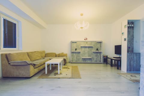 Bed, TV and multimedia, Living room, Seating area