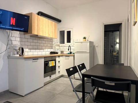 Kitchen or kitchenette, Dining area, oven, stove