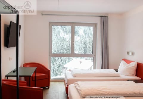 Bed, Photo of the whole room, Seating area, Bedroom