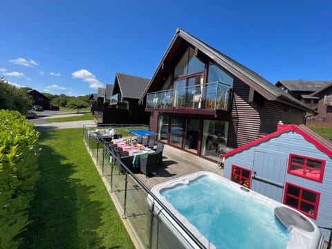 Property building, Day, Garden, Hot Tub, Seating area, Garden view, Swimming pool