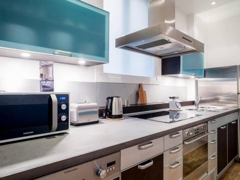 Coffee/tea facilities, Kitchen or kitchenette, dishwasher, oven, stove, toaster