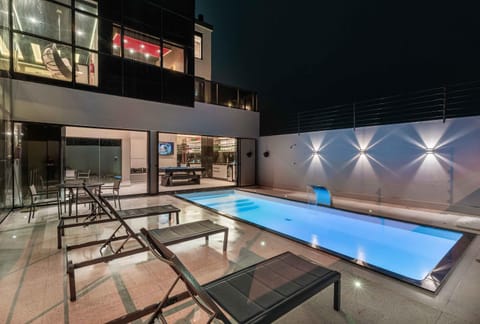 Game Room, Swimming pool