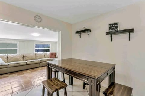 Comfy 3 bedroom with parking & close to everything Haus in Naples Park