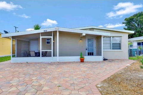 Comfy 3 bedroom with parking & close to everything House in Naples Park