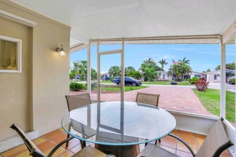 Comfy 3 bedroom with parking & close to everything Casa in Naples Park
