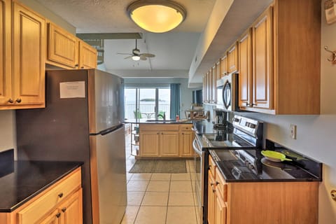 Resort-Style Condo with Lake-View Balcony! Copropriété in Lake Erie