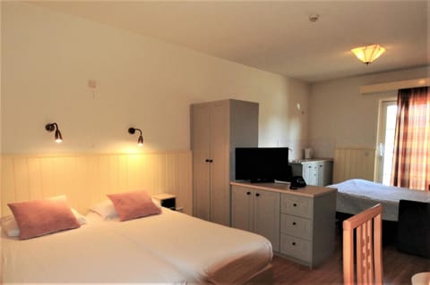 Property building, Photo of the whole room, Bedroom