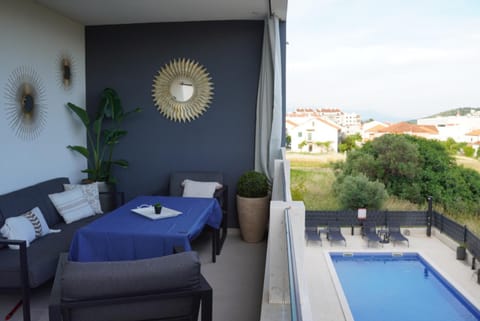 Patio, Day, View (from property/room), Balcony/Terrace, Balcony/Terrace, Living room, Spa and wellness centre/facilities, Seating area, Dining area, Pool view, Swimming pool, sunbed