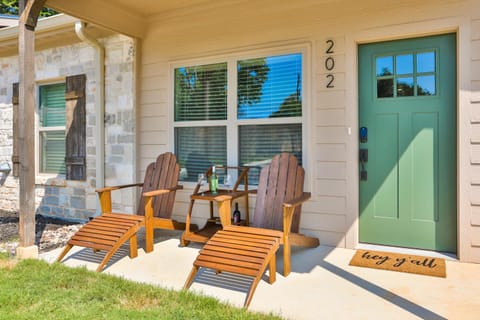 Hill Country Haven a Modern Rustic - 2 Bedroom 2 Bathroom Townhouse off Main Street Maison in Fredericksburg