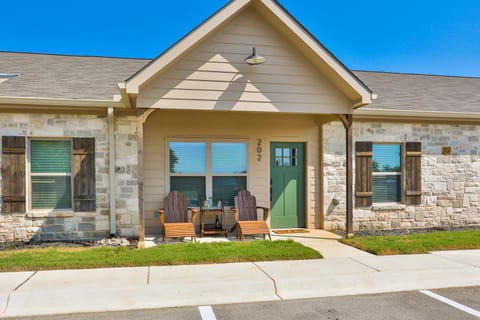 Hill Country Haven a Modern Rustic - 2 Bedroom 2 Bathroom Townhouse off Main Street Haus in Fredericksburg