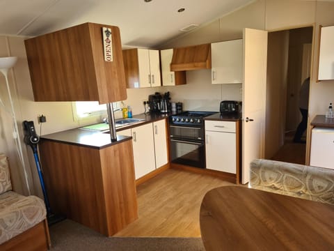 Kitchen or kitchenette, Dining area, minibar, pet friendly, stove, toaster