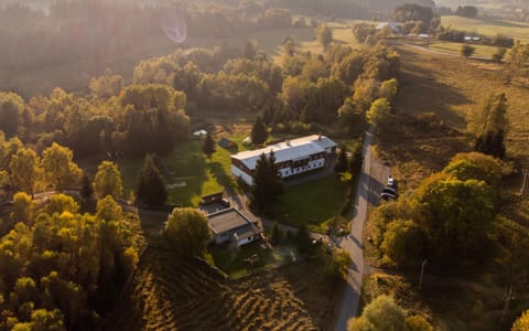 Property building, Bird's eye view, Garden, Cycling, Garden view, Parking