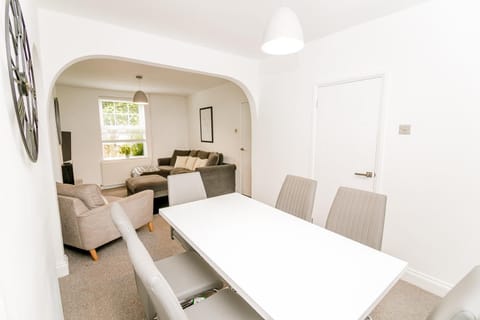 New city house, great location - with parking Casa in Norwich