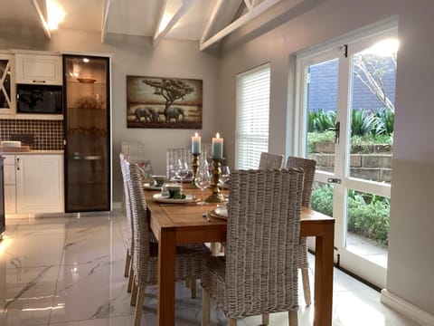 Seating area, Dining area, minibar