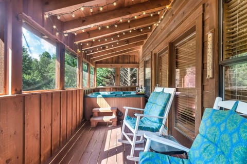 Hot Tub, Seating area