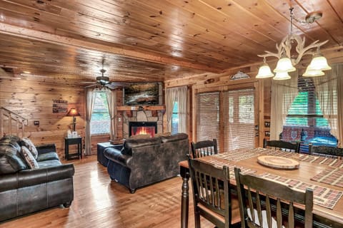 TV and multimedia, Living room, Seating area, Dining area, flat iron